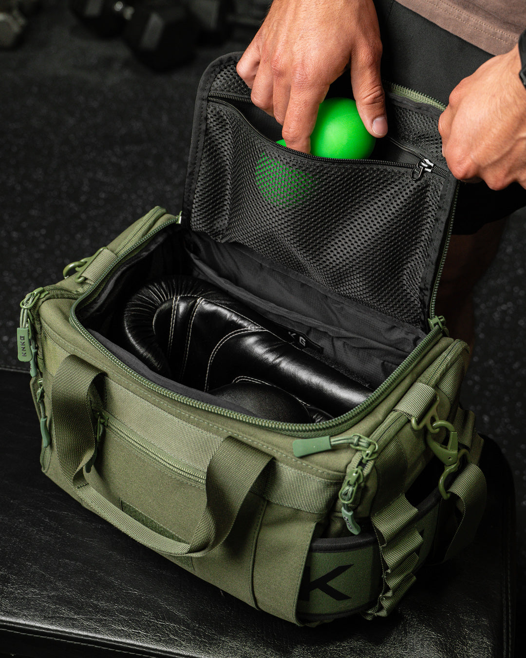 バッグ FNK STUDIOUS SKIP CLASS MINI BAG CORE Mini Duffel – Small Gym Bag with Belt Sleeve | KNKG